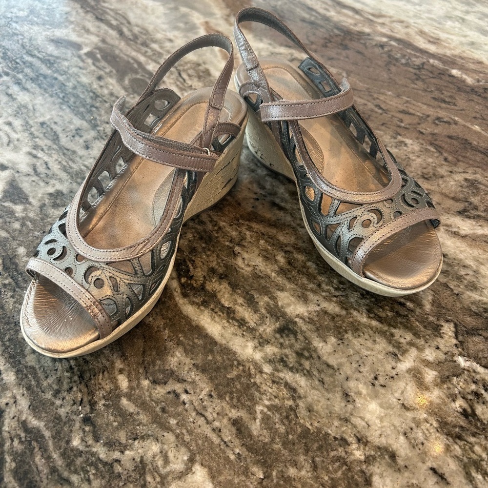Naot Women's metallic Wedge Sandals, size 38 (peeling in heels/wear)